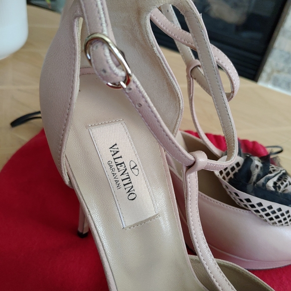 Authentic Valentino Garavani Leather High Heels - Picture 3 of 8